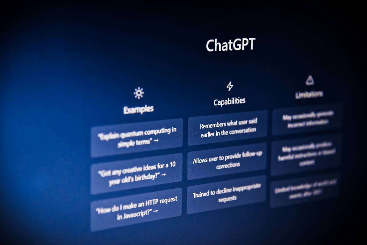 Side-by-side comparison showing weak vs strong good prompts for chatgpt